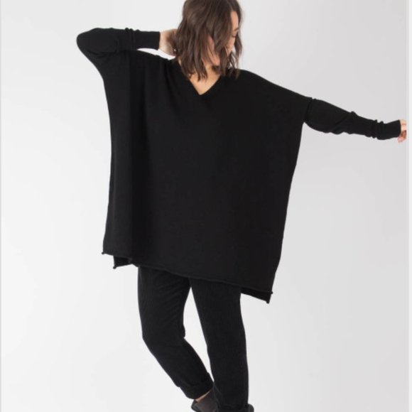 Capra Studio Super Oversized Black Cashmere Sweater NWT - Picture 1 of 13